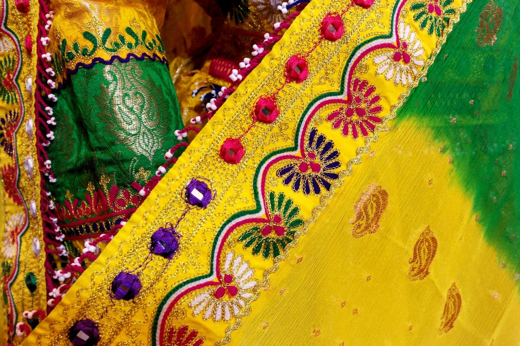 traditional muslim women formal clothes with long veil